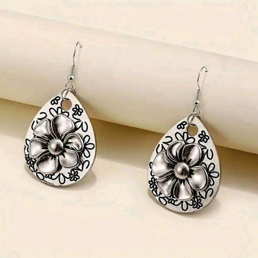 Elegant Silver Floral Earrings FREE SHIPPING - Picture 2 of 3